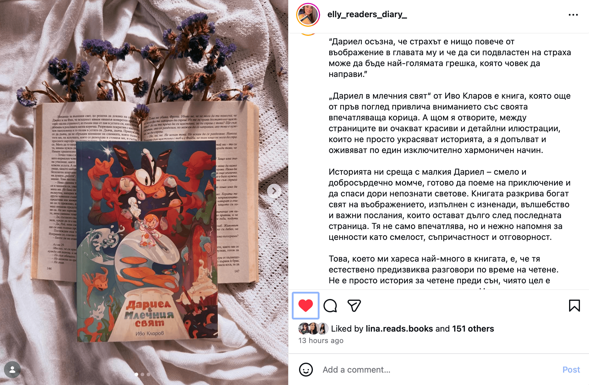 Aufgeschlagenes Kinderbuch mit bunten Illustrationen und getrockneten lila Blumen auf einer weißen Decke.